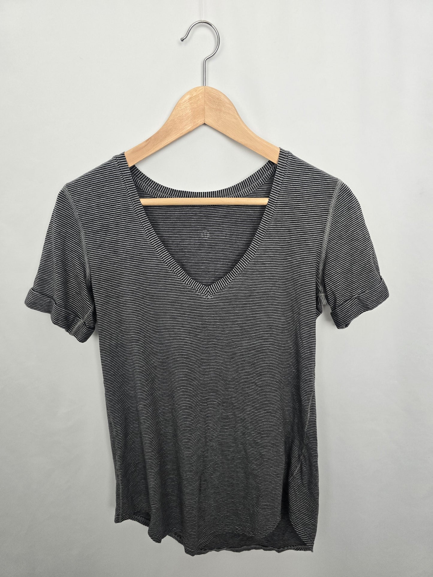 Lululemon Love Tee V-Neck • 6 Medium