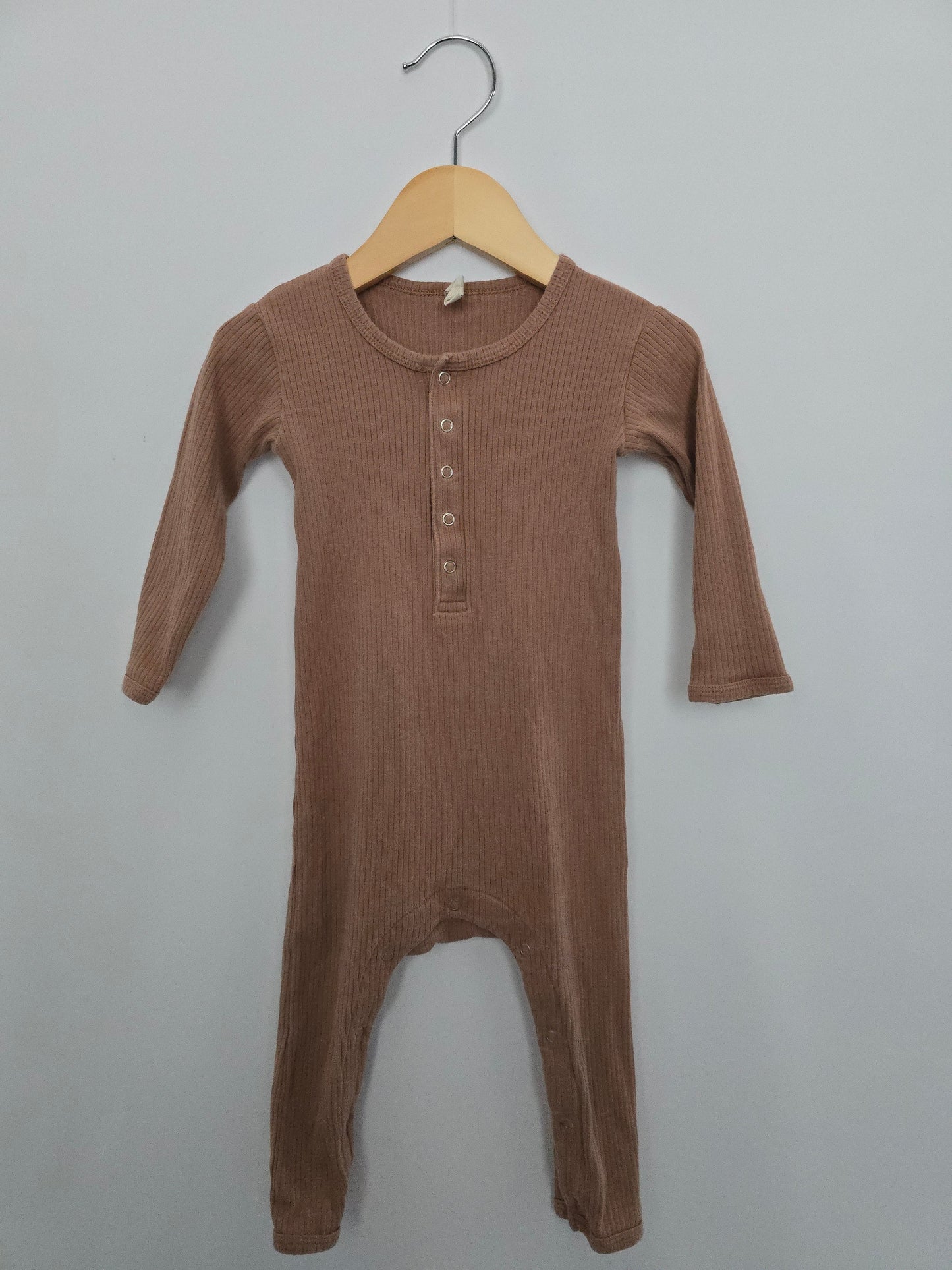 Quincy Mae Driftwood Ribbed Snap Romper • 12-18 months