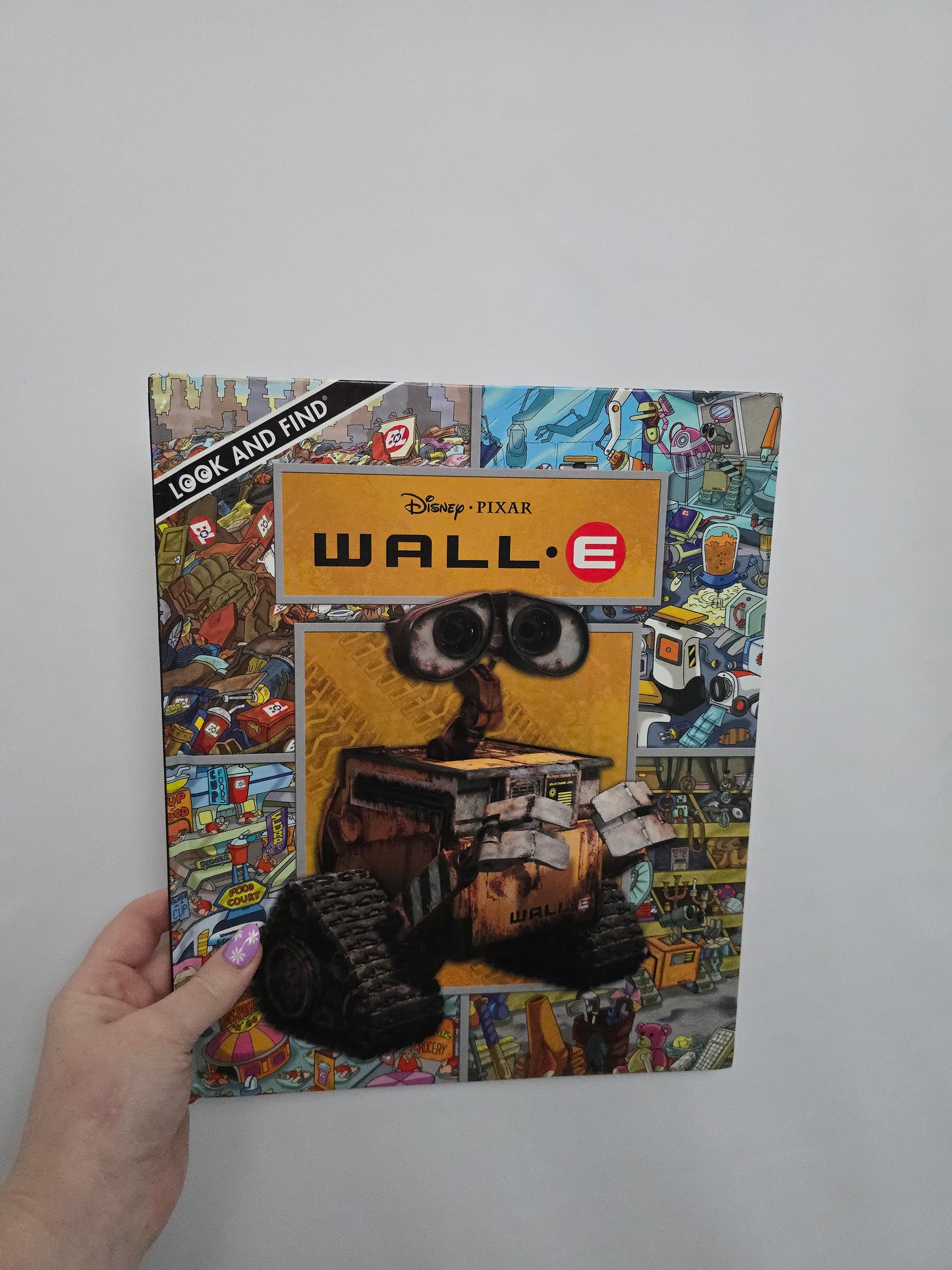 Look & Find Wall e • Hardcover Book