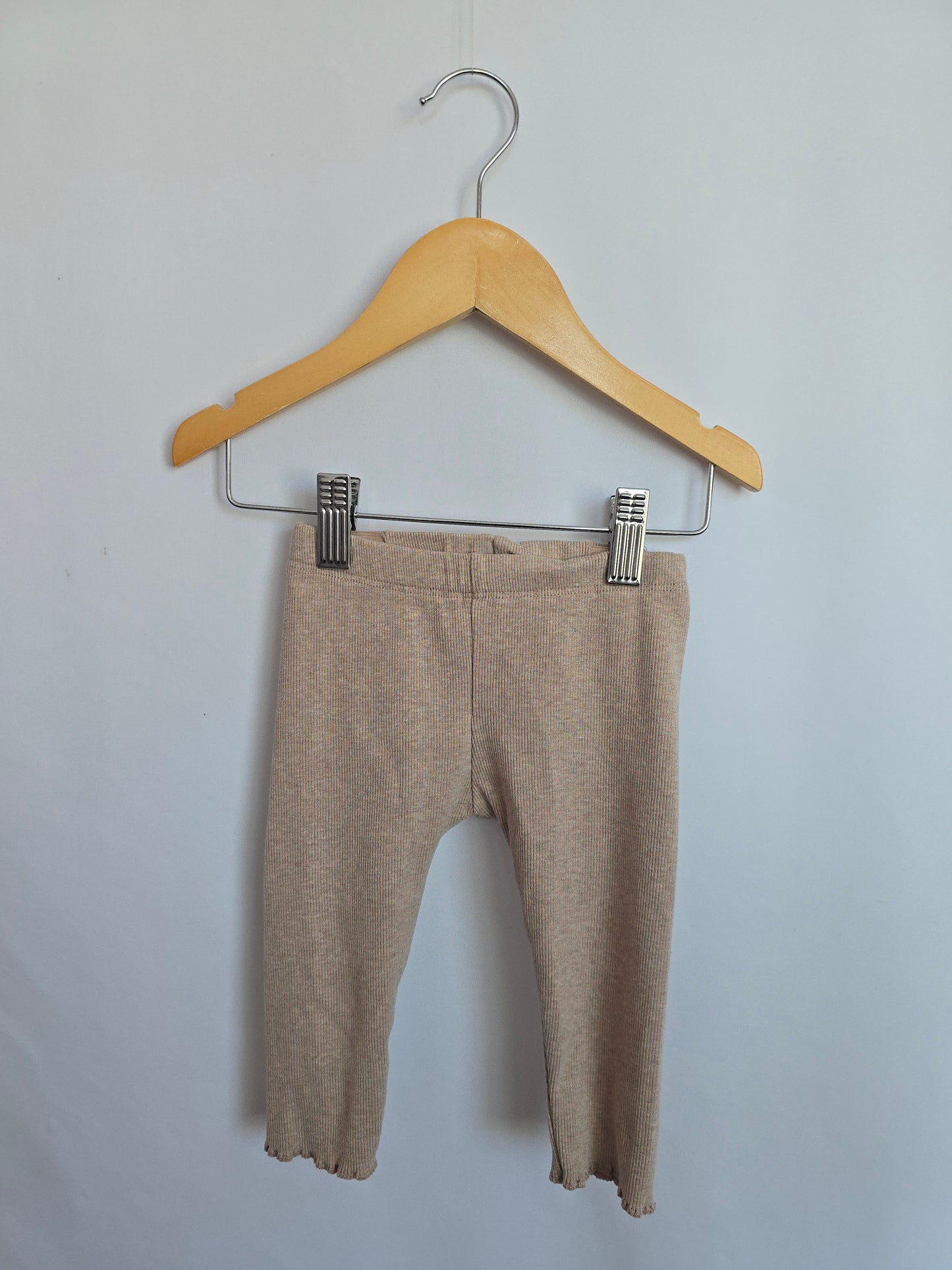 H&M Adorables Oat Ribbed Leggings • 6-9 months