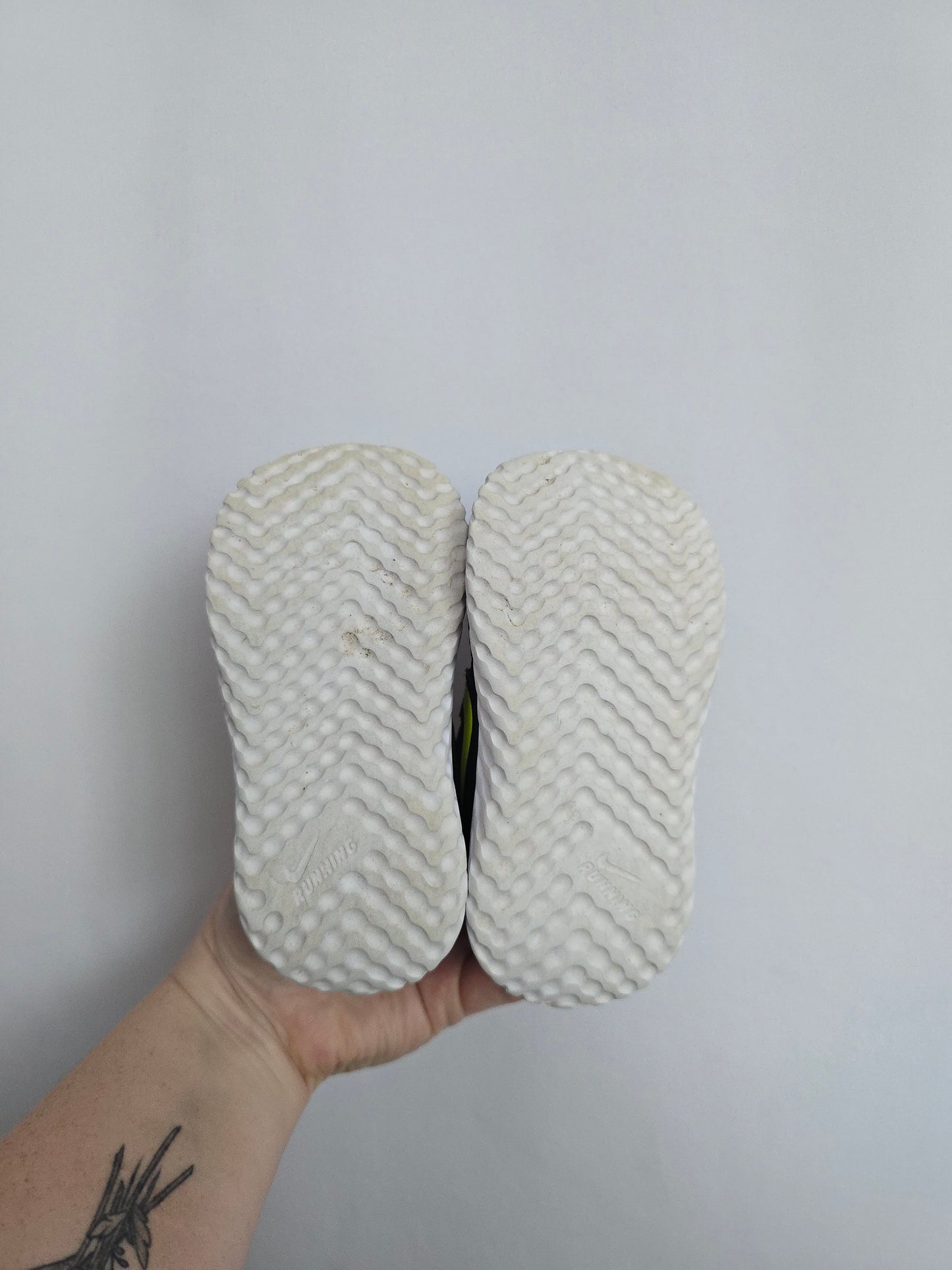 Nike Revolution 5 Runners • 6C