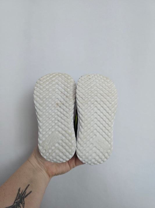 Nike Revolution 5 Runners • 6C