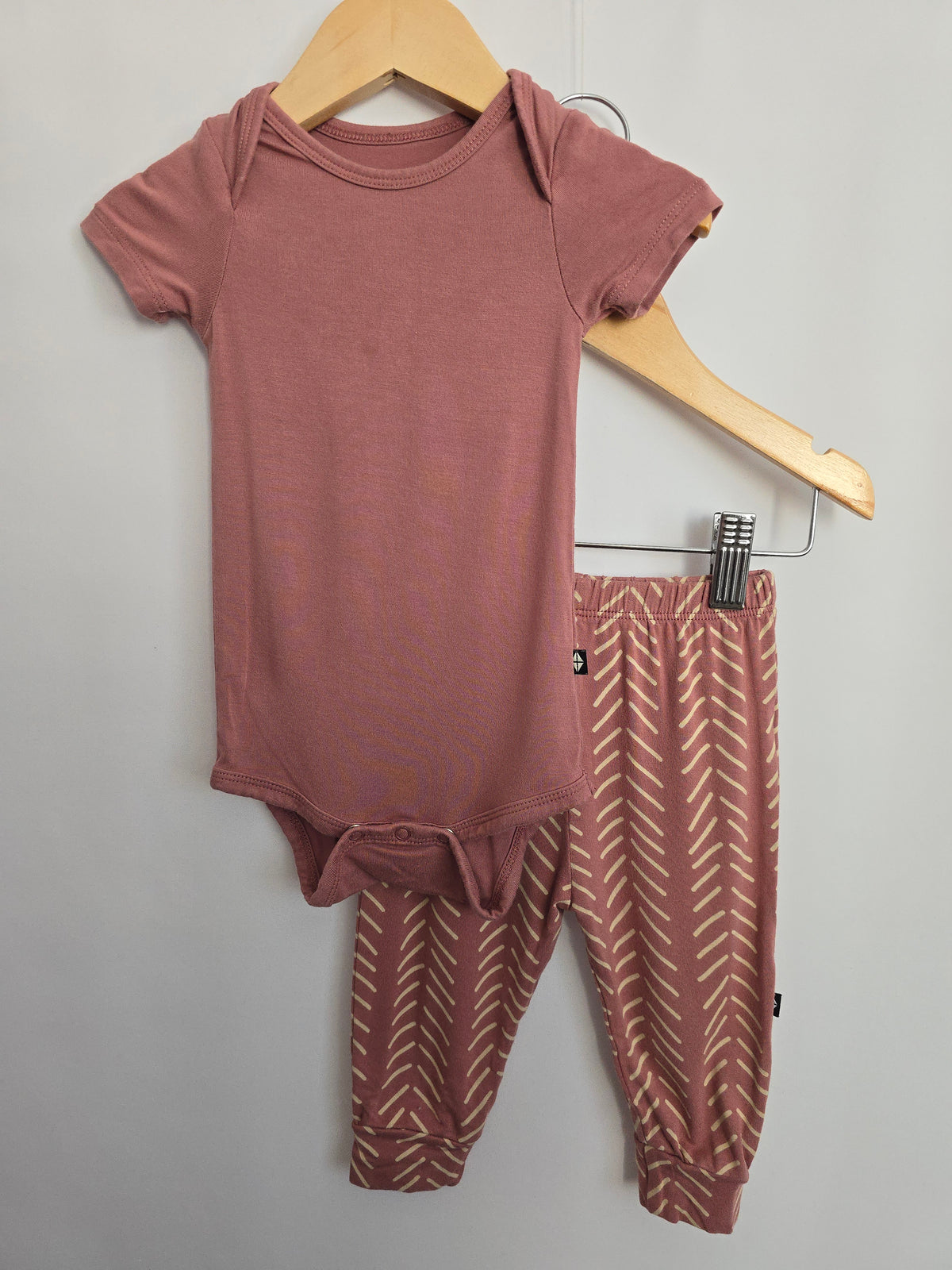 Kyte Dusty Rose Herringbone Bodysuit & Joggers Set • 3-6 months