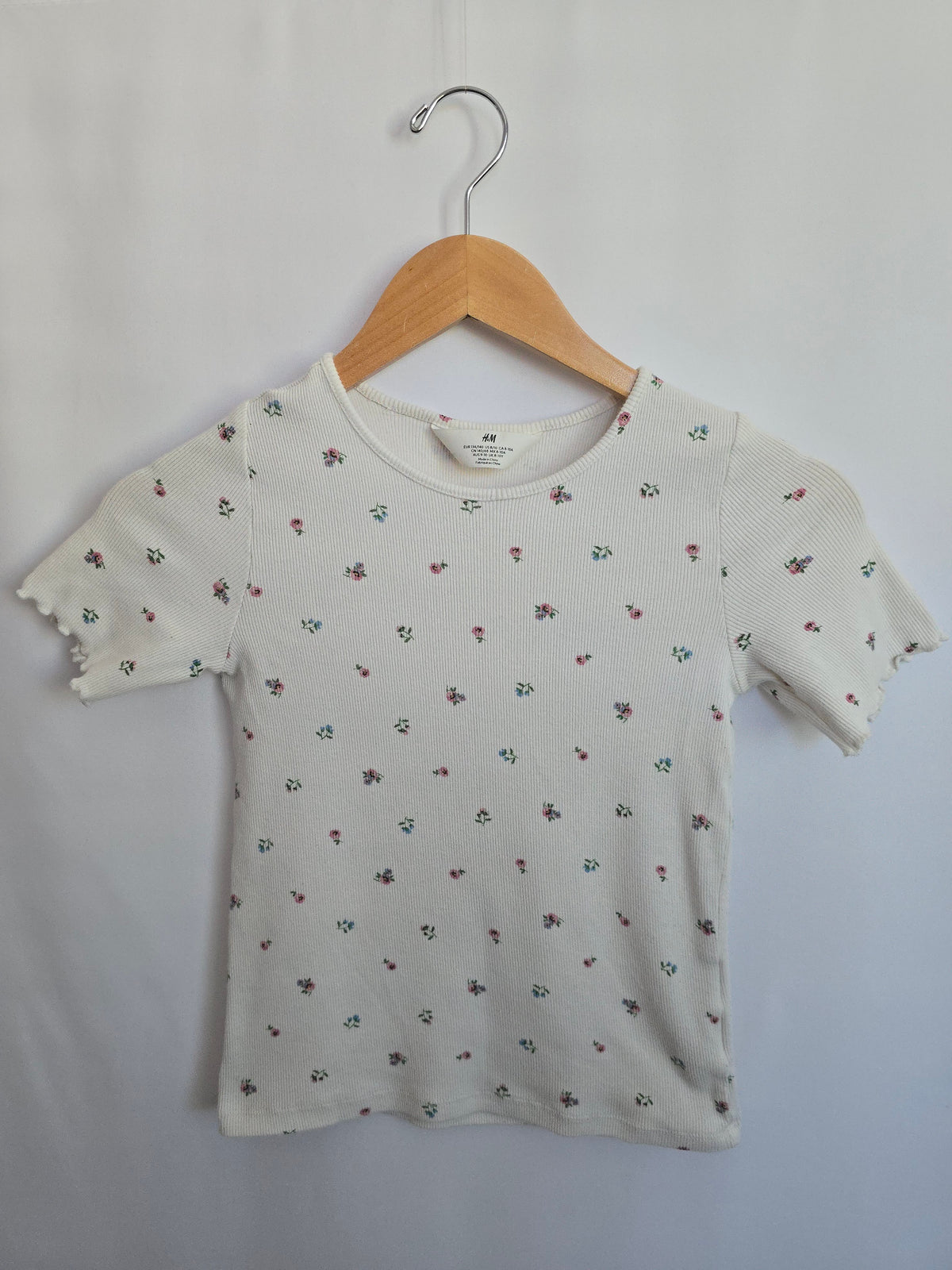 H&M White Floral Ribbed Lettuce Hem Tee • 8-10 years