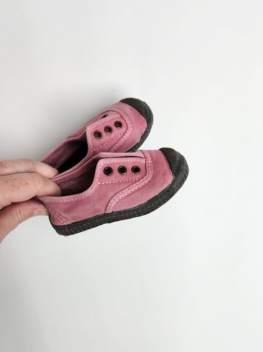 Cienta Slip On Shoes • 5C