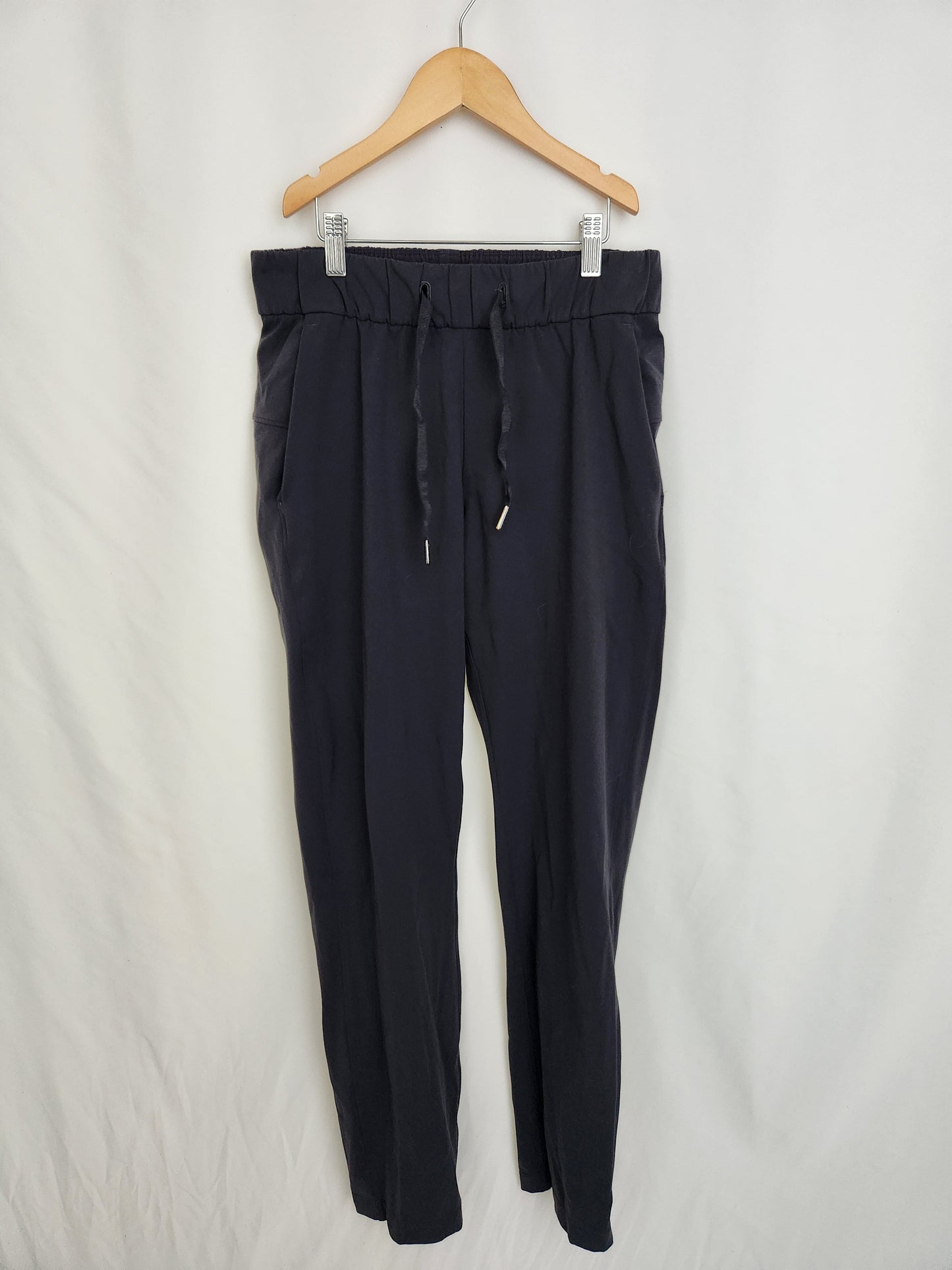 Lululemon On The Fly 28" Pants • 4 Small