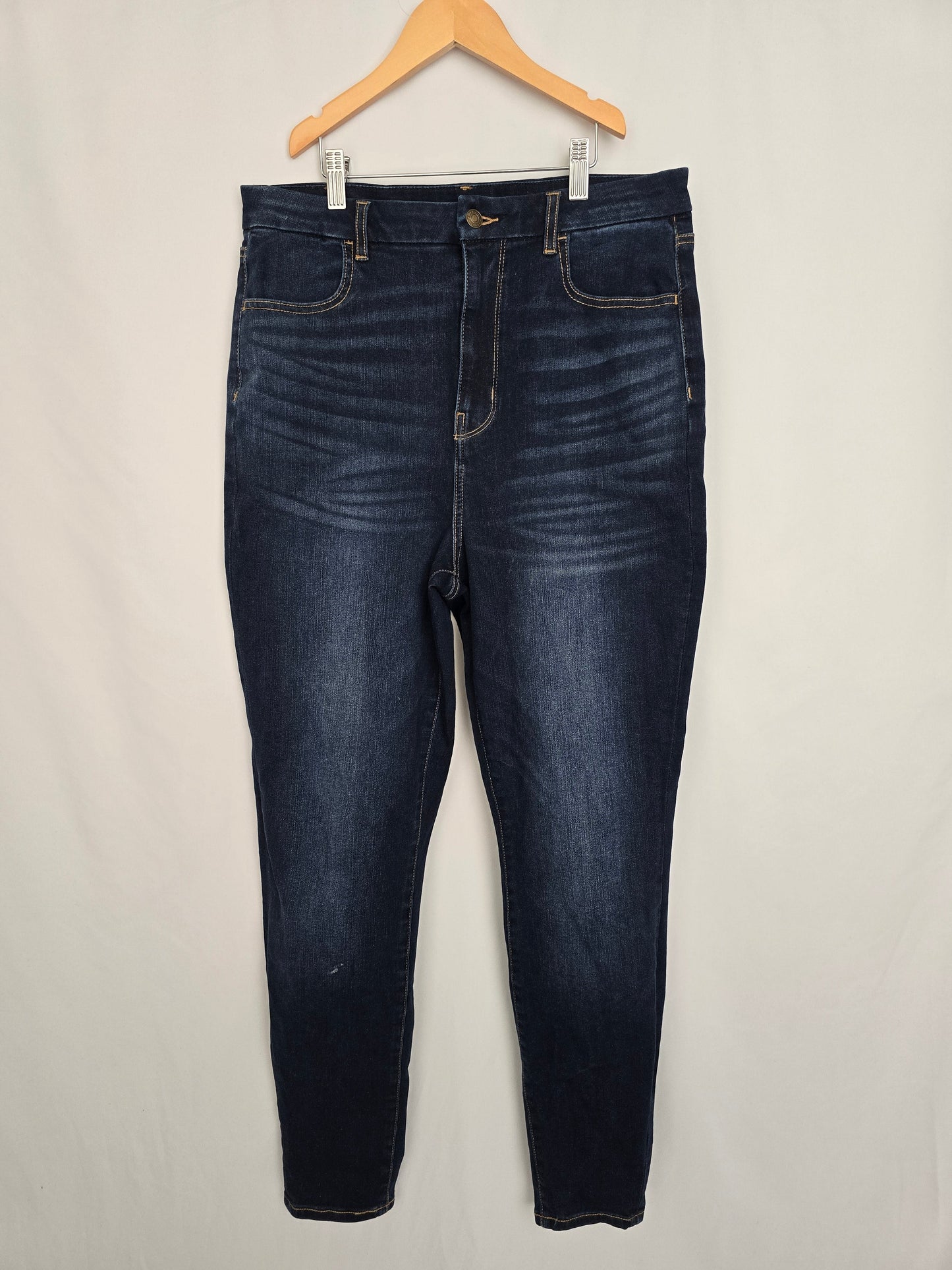 American Eagle Medium Wash Mid Rise Jegging • 12 Large