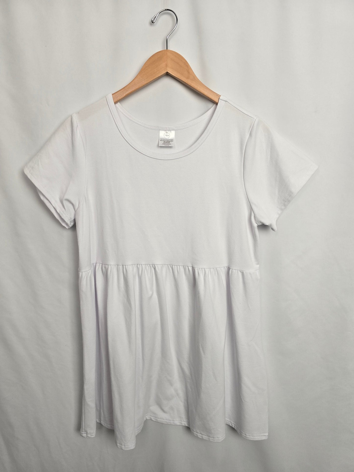 Tiny Button Apparel White Ladies Peplum Top • Large