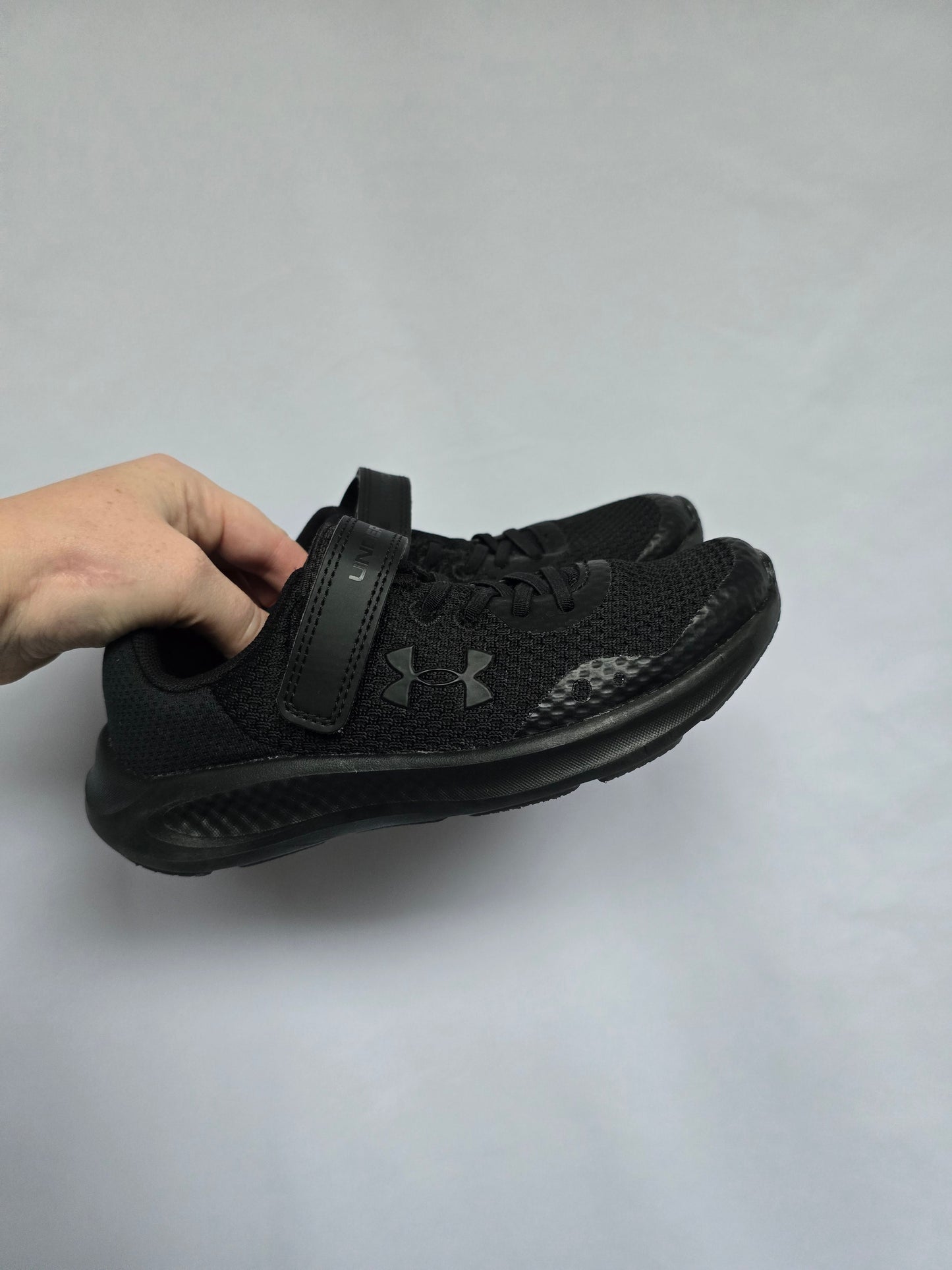 Under Armour Black Velcro Runners • 1.5C