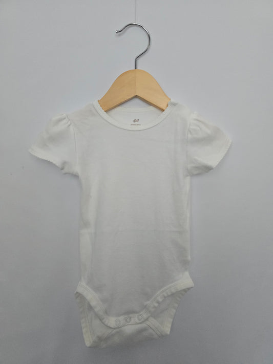 H&M White Scalloped Sleeve Bodysuit • 9-12 months
