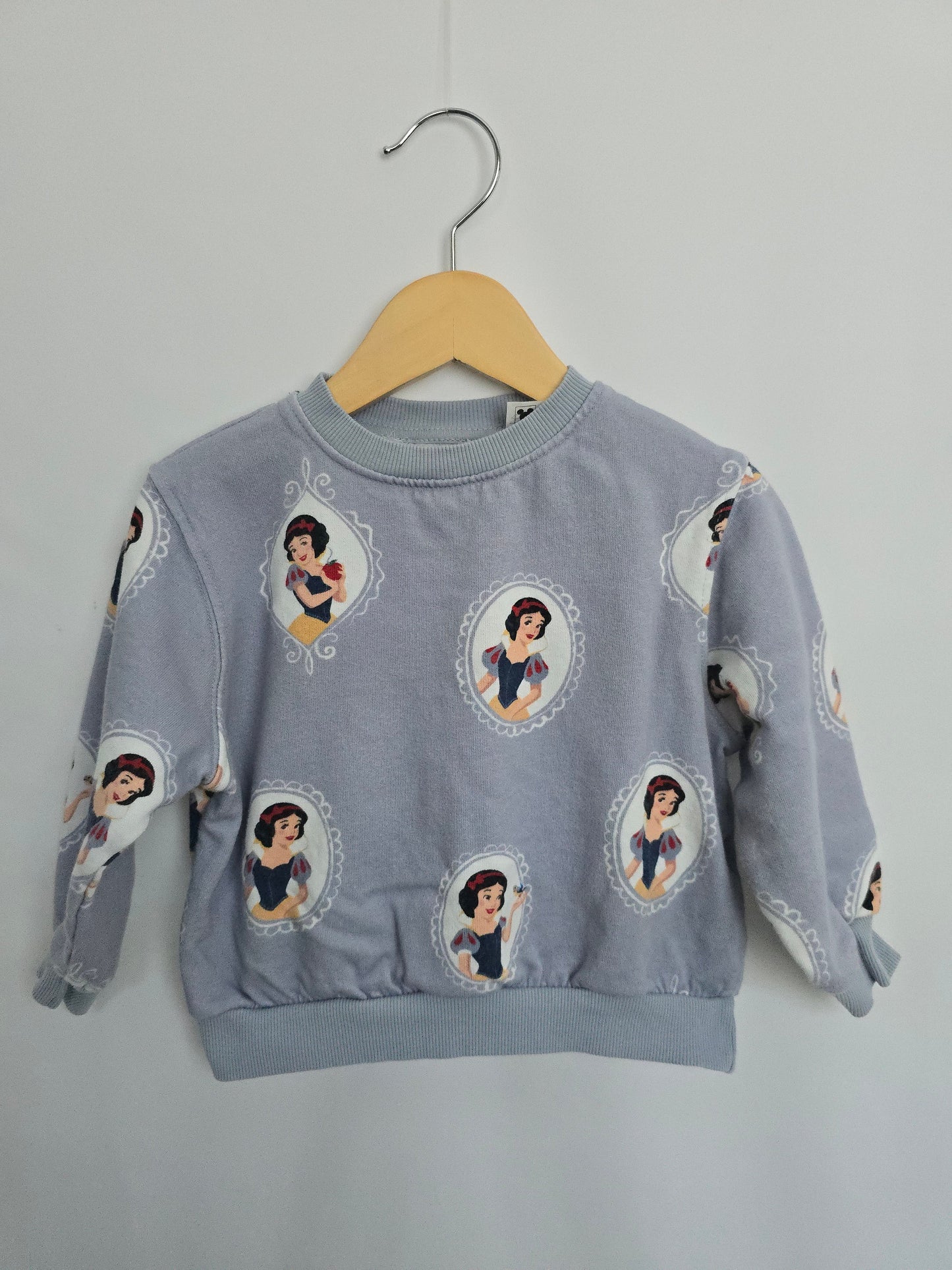 H&M Disney Snow White Crewneck • 2 years