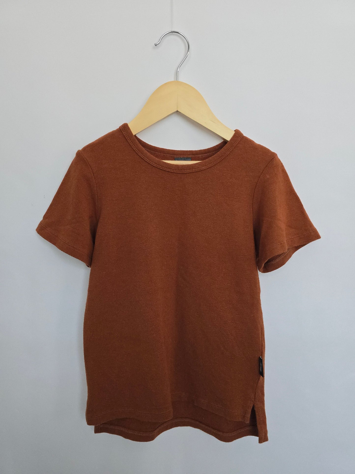 Jones Baby & Co Rust Hugg-Fitt T-shirt • 5 years