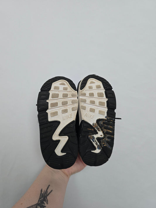 Nike Airmax Black & White Runners • 7C