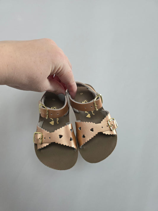 Saltwater Sandals Rose Gold Scallop • 5C