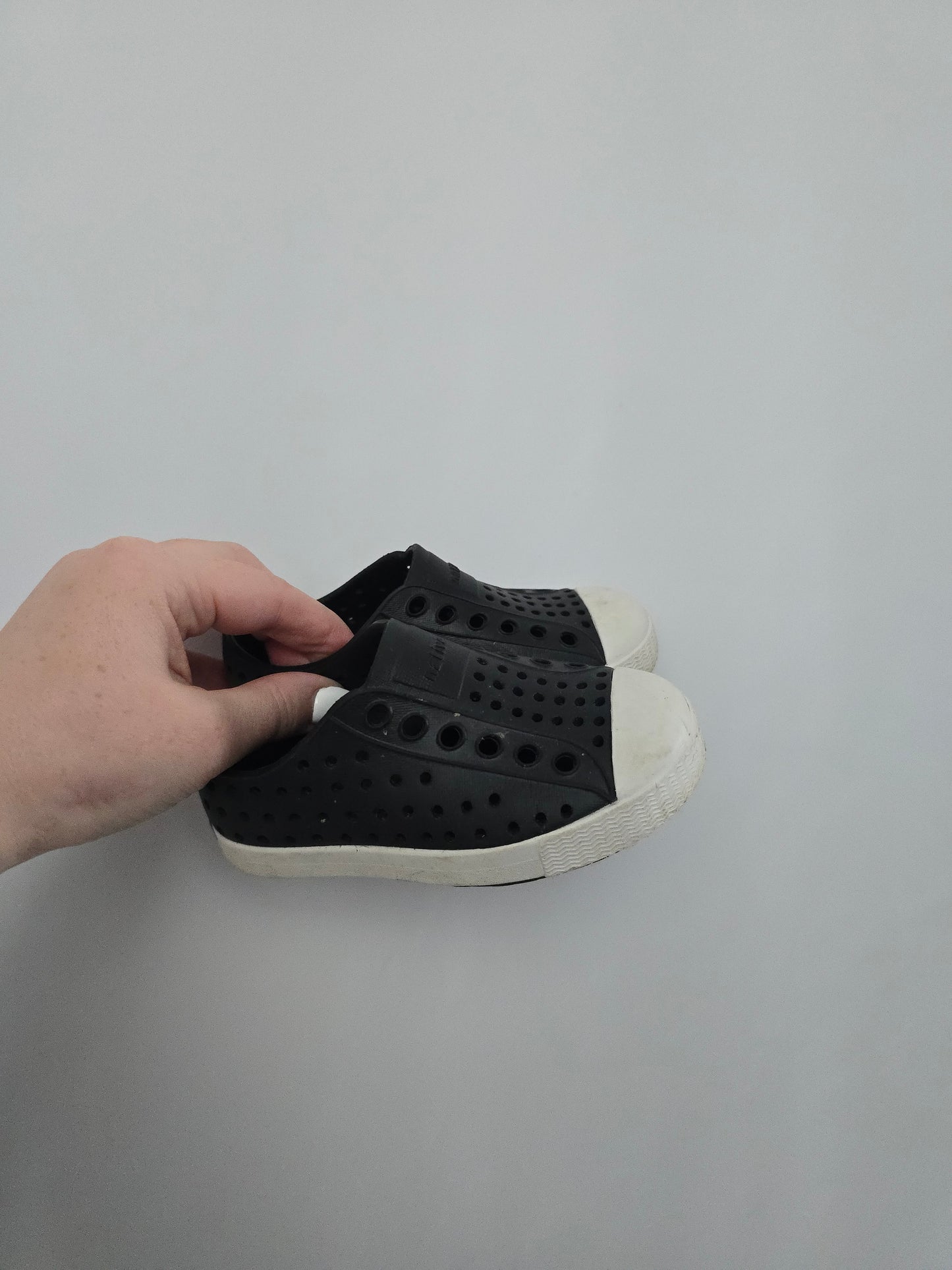 Native Jefferson Black Sneakers • 6C