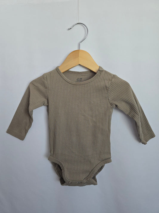 H&M Organic Cotton Tan RIbbed Onesie • 4-6 months