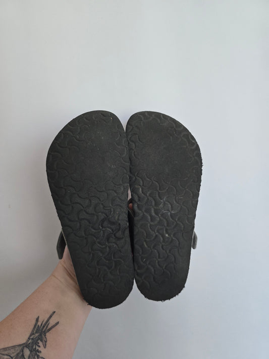 Birkenstock Gizeh Sandals • 12C