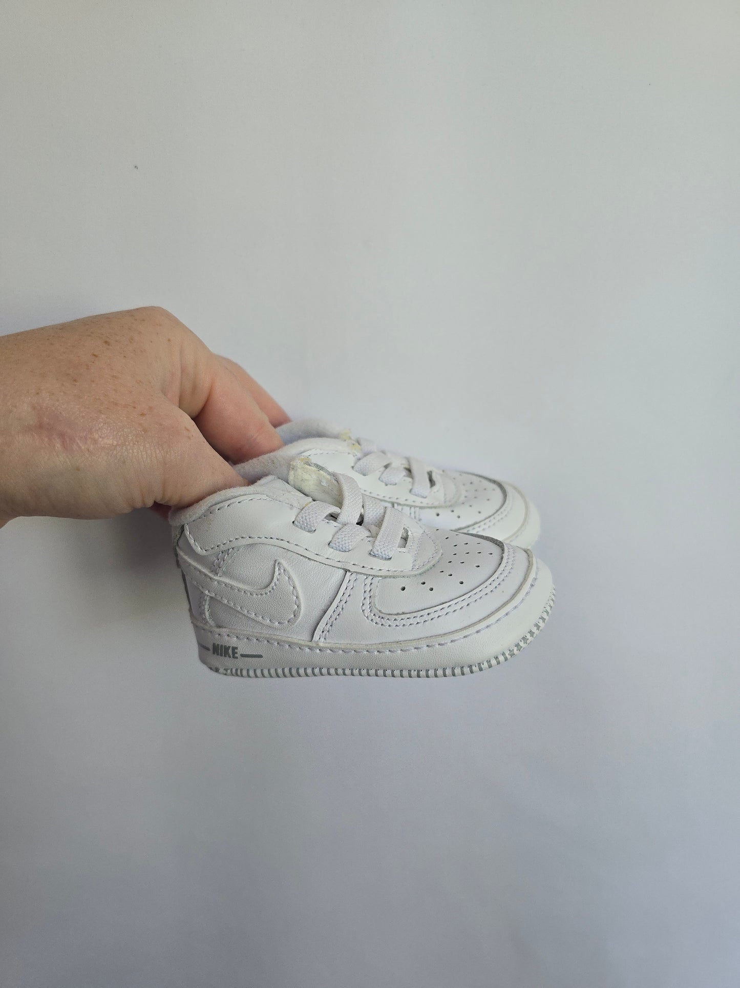 Nike White Crib Shoes • 2C