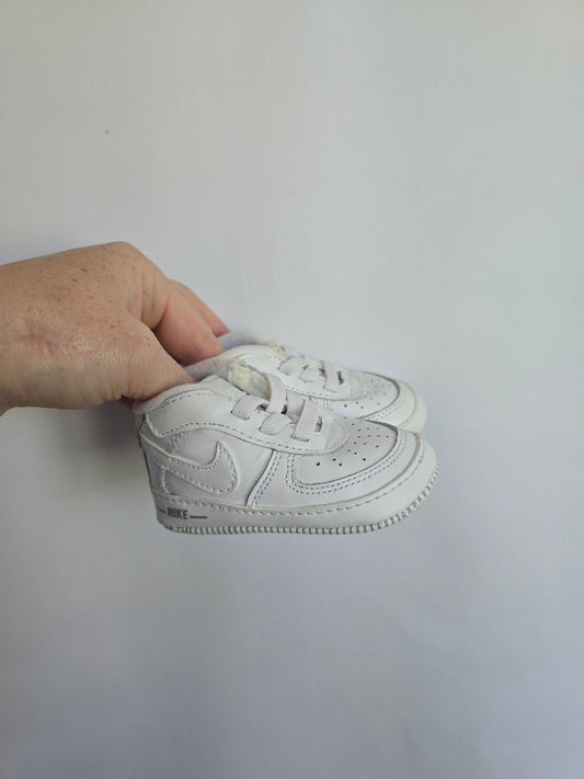 Nike White Crib Shoes • 2C