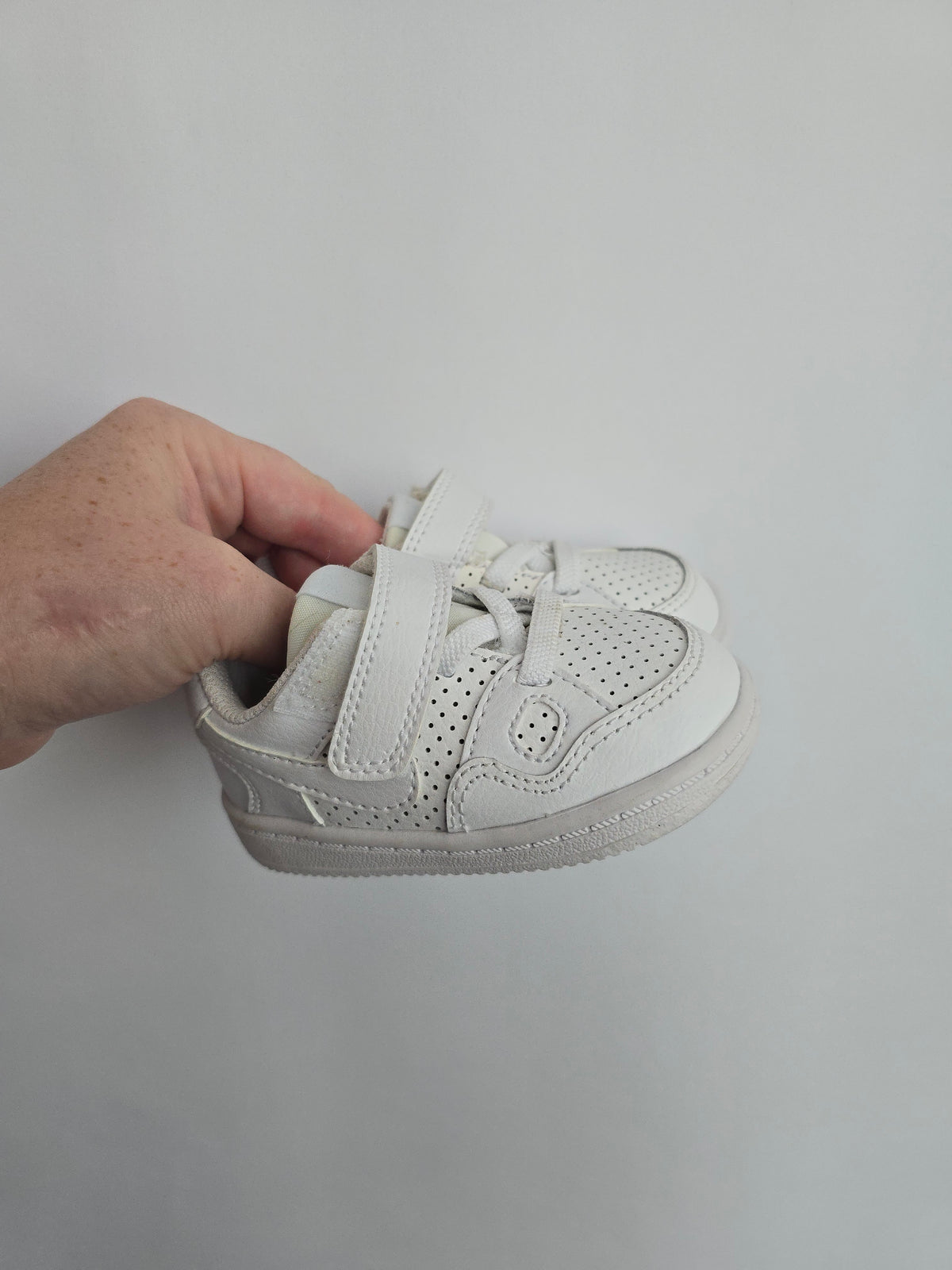 Nike White Air Force One Runners • 4C