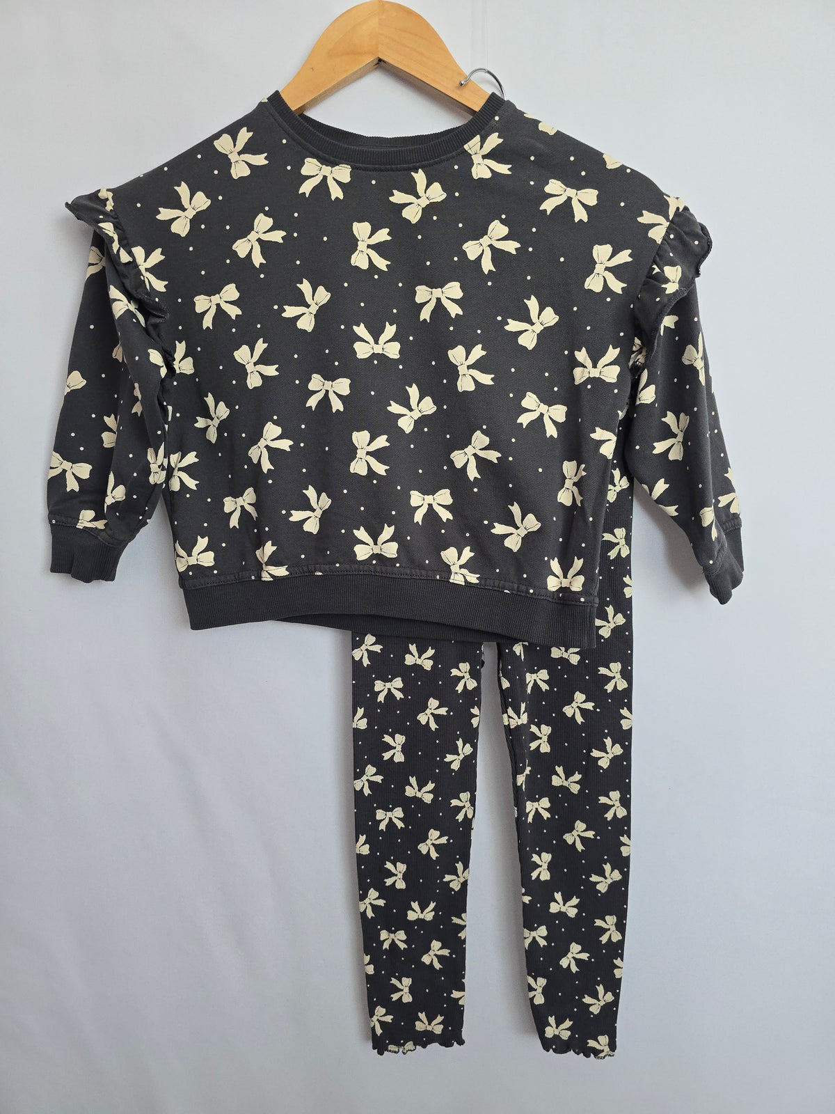 George Grey Bows Crewneck & Leggings Set • 5 years