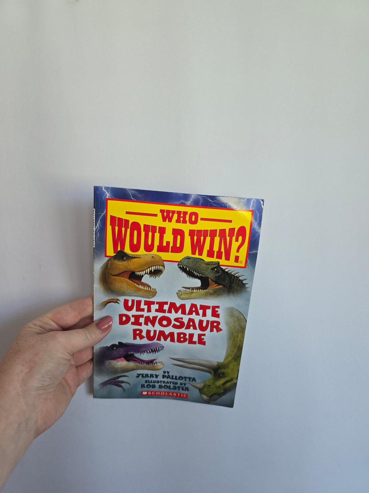 Who Would Win? Ultimate Dinosaur Rumble • Softcover Book