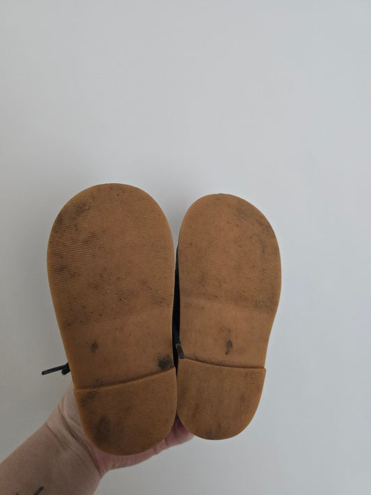 Precious Treasures Black Scallop Booties • 7C
