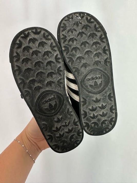 Adidas Black/White Lace Sneakers • 10C