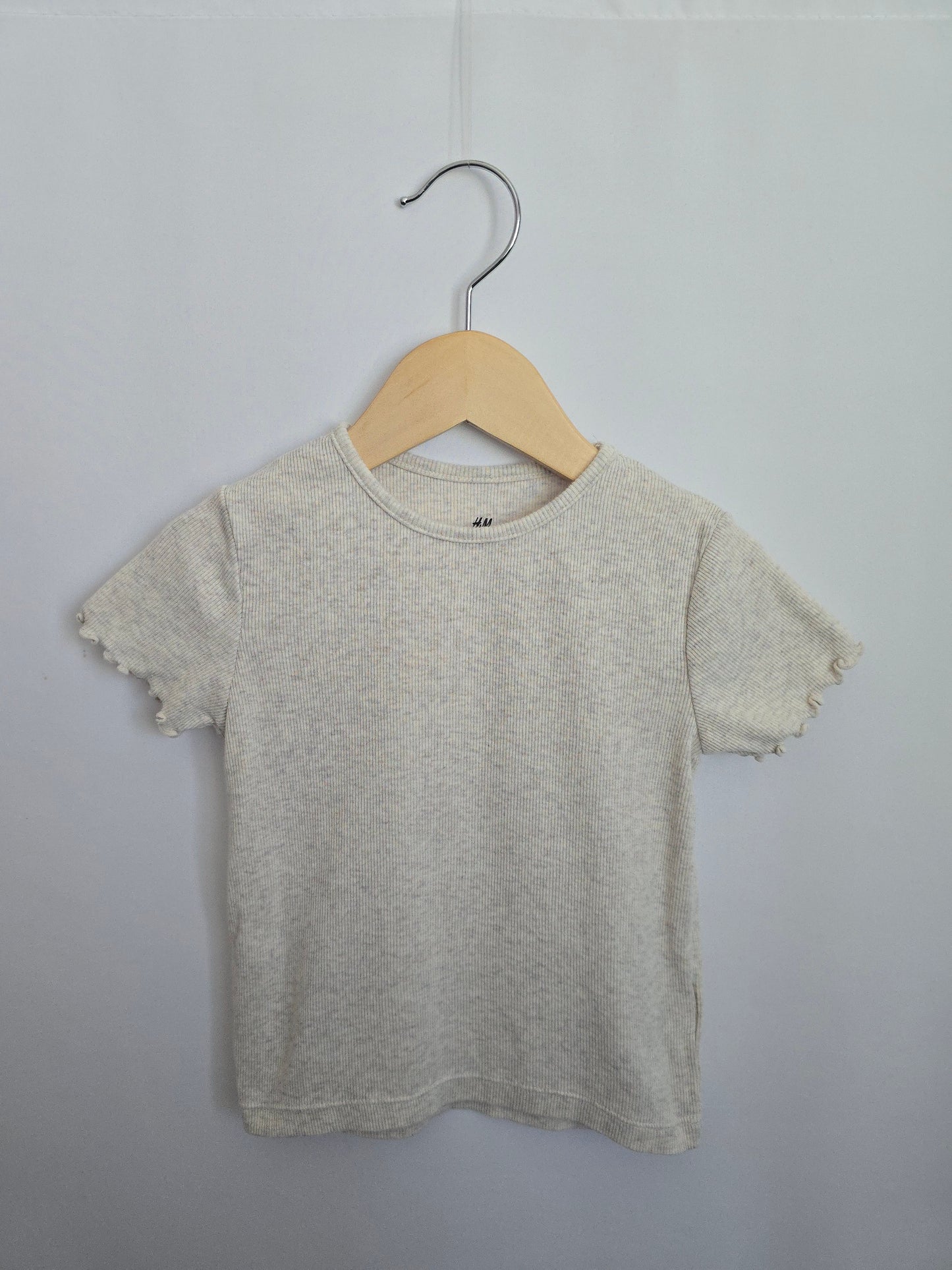 H&M Oat Speckle Ribbed Lettuce Hem Tee • 4-6 years
