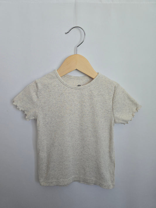 H&M Oat Speckle Ribbed Lettuce Hem Tee • 4-6 years