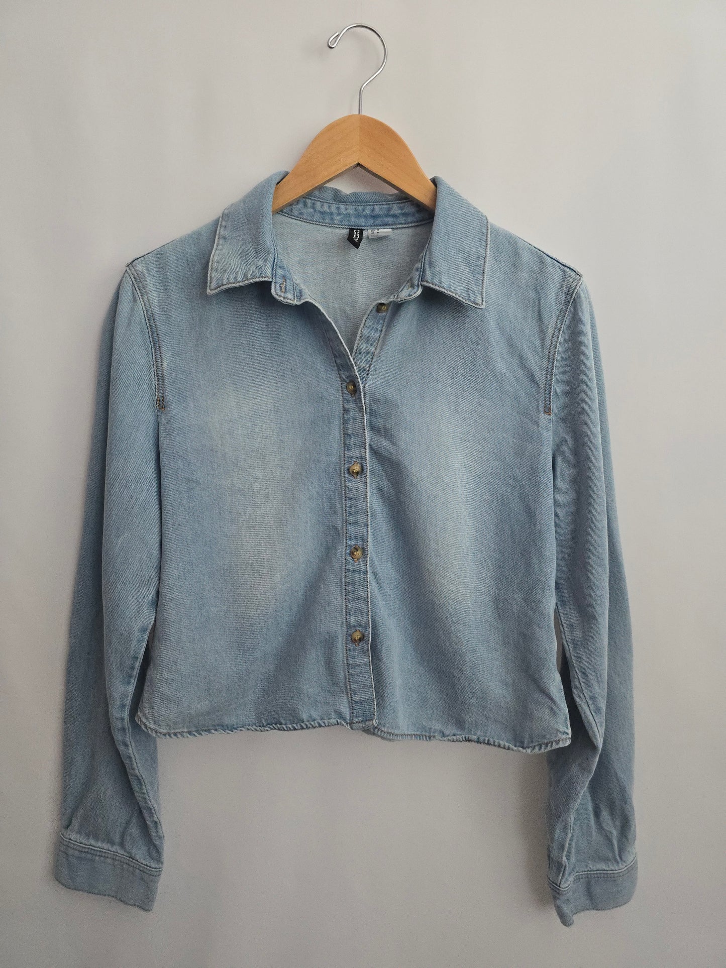 H&M Light Wash Denim Crop Long Sleeve Button Up • Medium