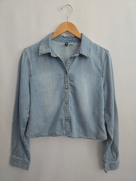 H&M Light Wash Denim Crop Long Sleeve Button Up • Medium