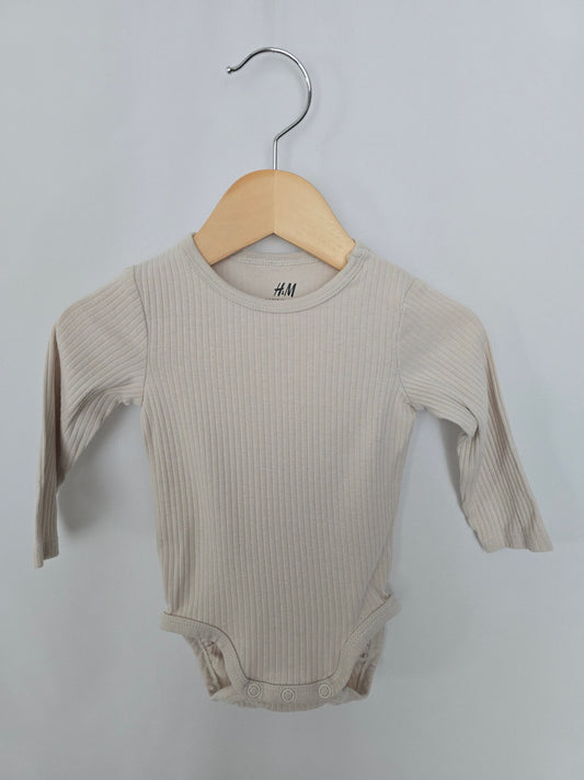 H&M Cream Ribbed Long Sleeve Bodysuit • 4-6 months