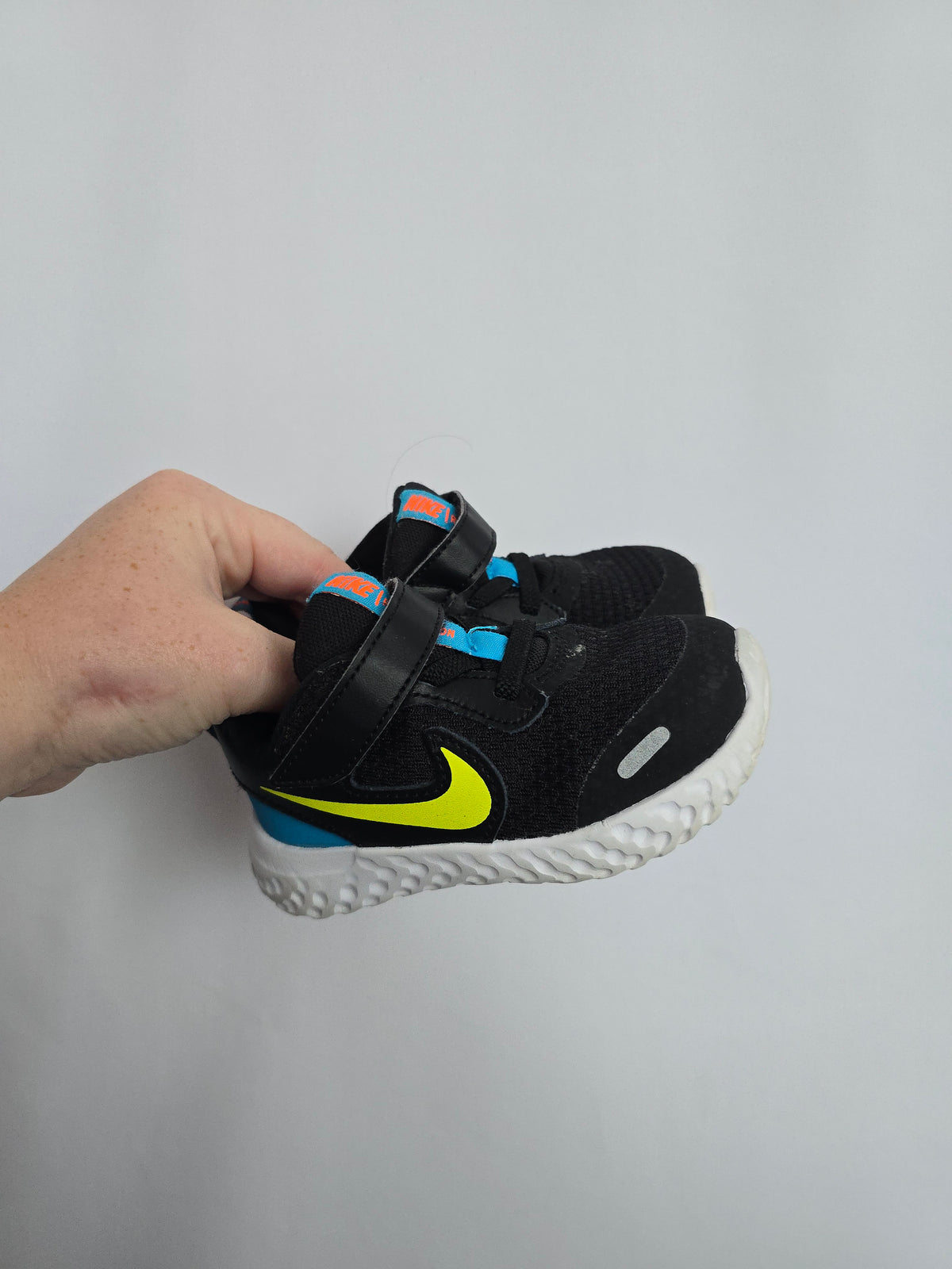 Nike Revolution 5 Runners • 6C