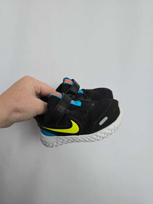 Nike Revolution 5 Runners • 6C
