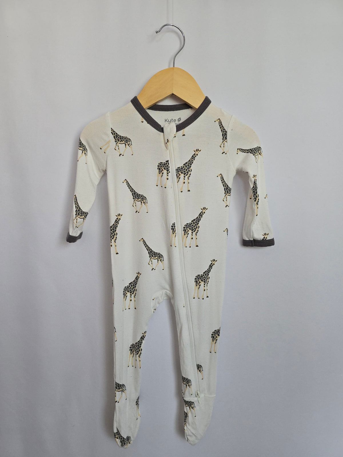 Kyte Giraffe Zip Footie • 3-6 months