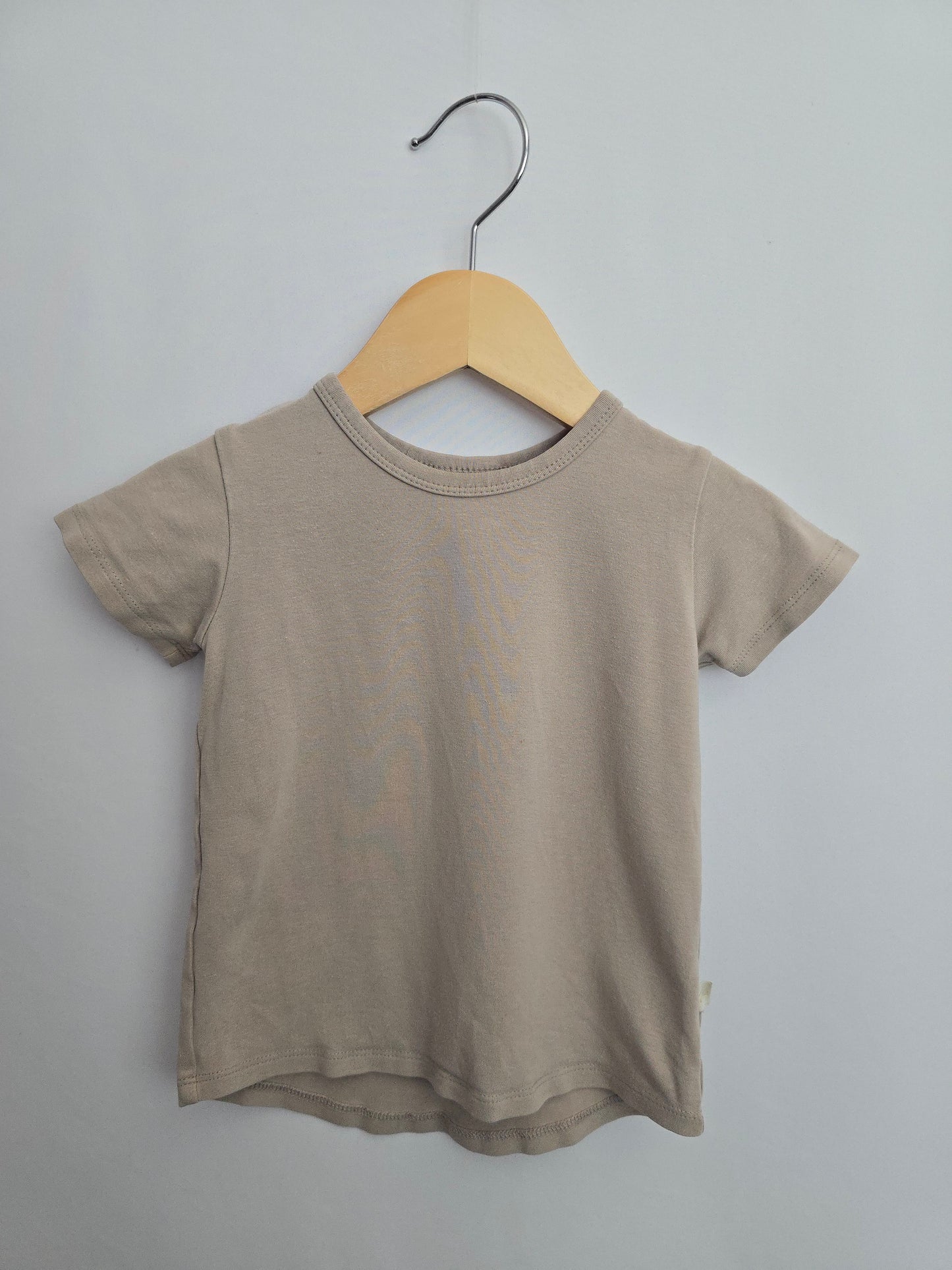 PLAY Jax & Lennon Dune Basic Tee • 12-18 months