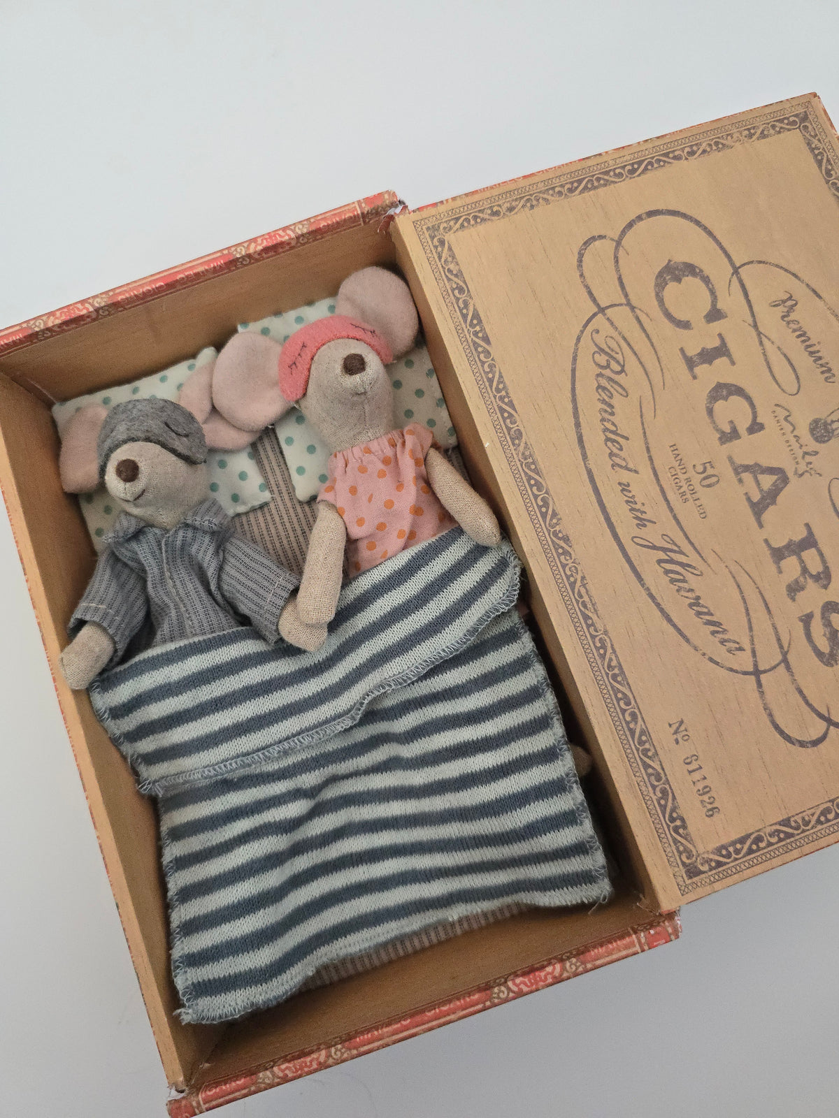 Maileg Mom & Dad Mouse In Cigar Box *flaw*