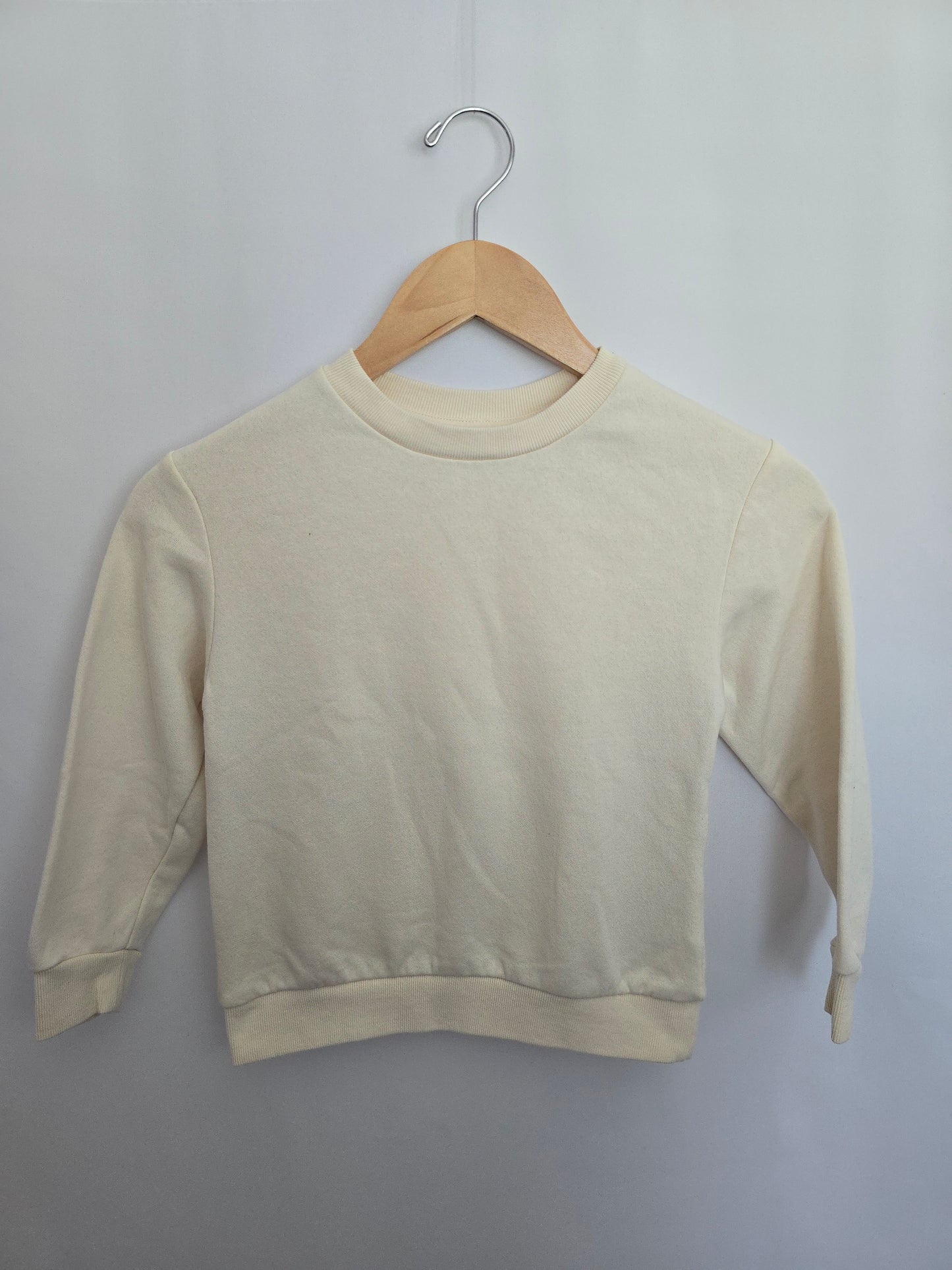 H&M Cream Crewneck • 4-6 years