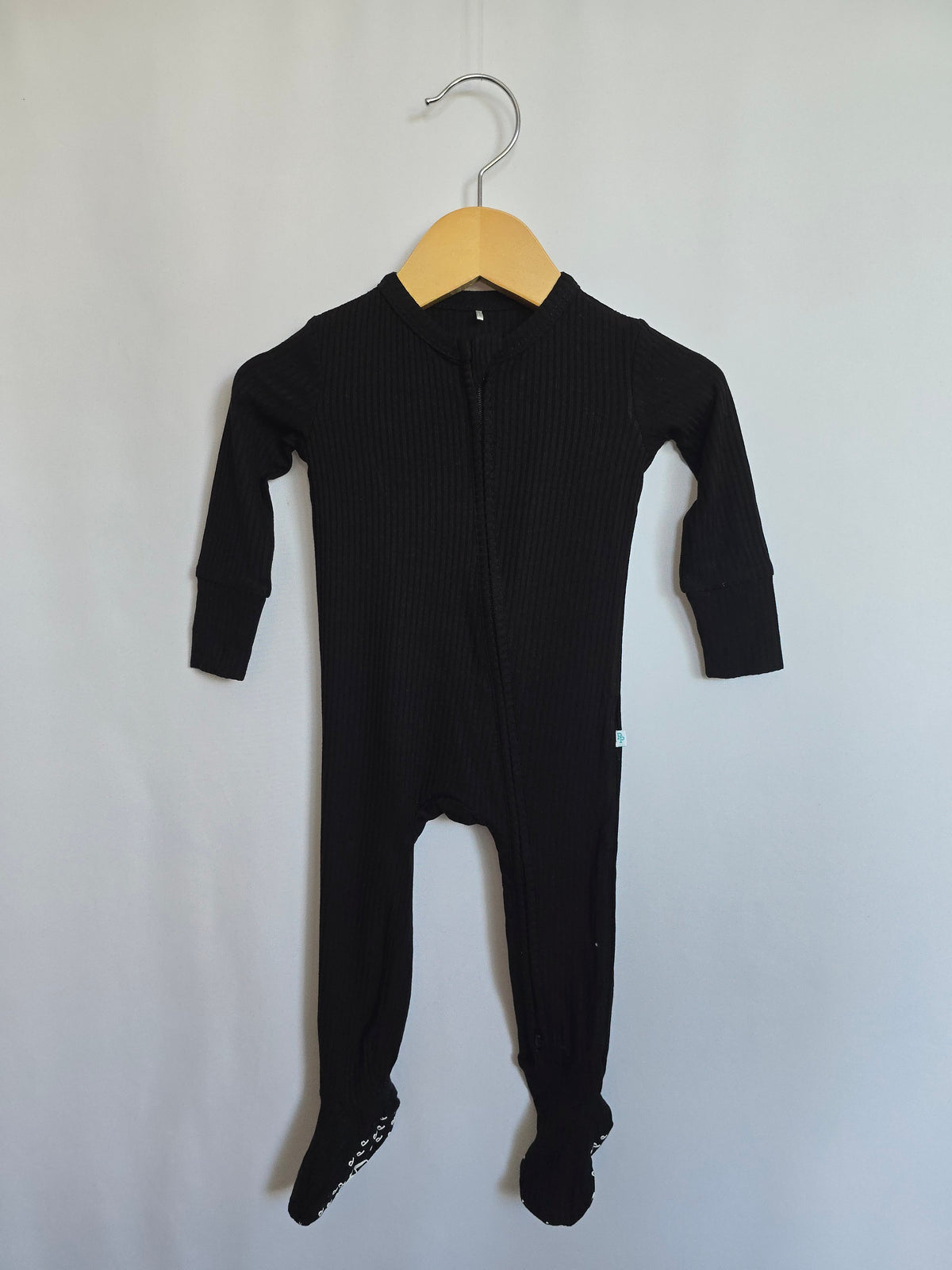 Posh Peanut Black Ribbed Zip Footie • 3-6 months