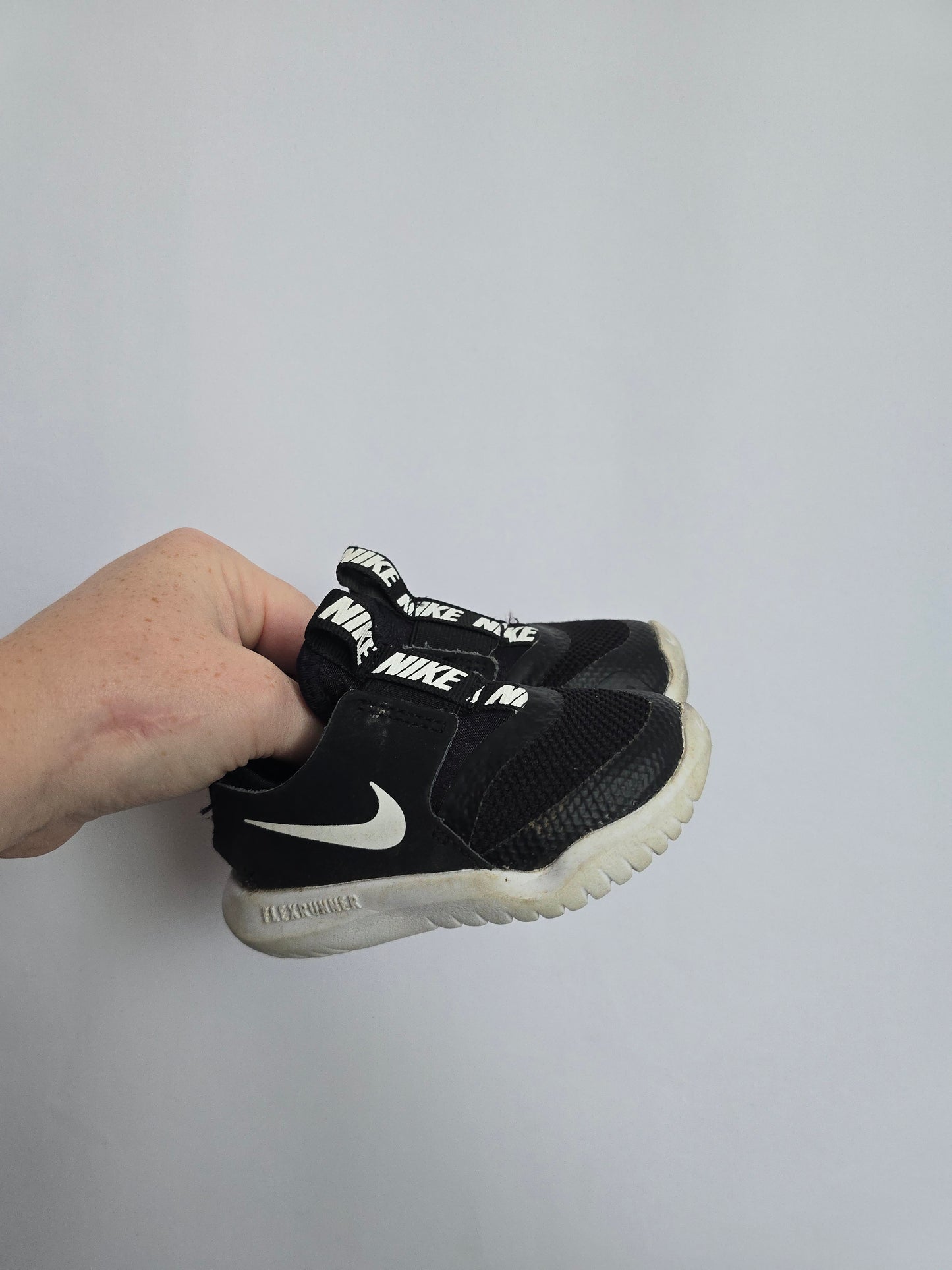 Nike Black Flex Runners • 5C